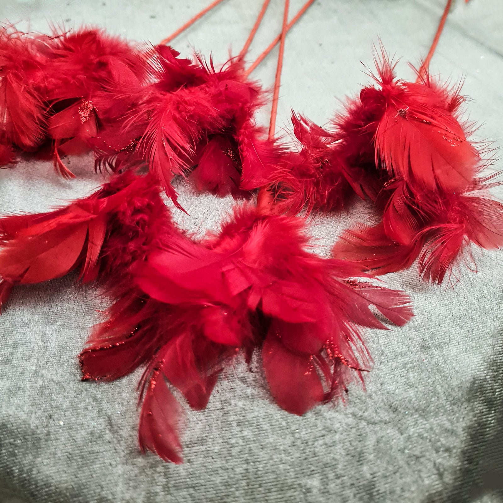 Ramo pennacchio con piume artificiali decorazione natalizia rossa con –